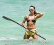 Karina Smirnoff sensuelle sur sa planche de paddleboard le 20 juillet 2012 à South Beach à Miami