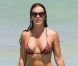 Cristy Rice le 20 juillet 2012 à South Beach à Miami découvre le paddleboard
