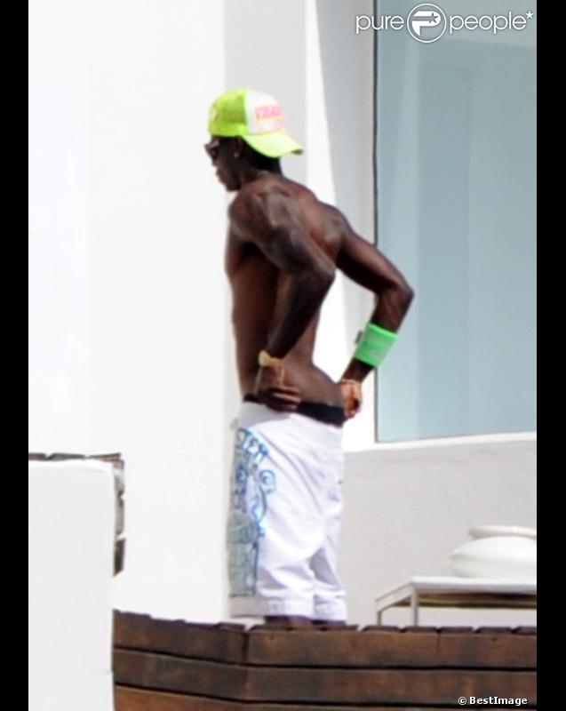 Mario Balotelli montre son postérieur le 11 juillet 2012 à Ibiza