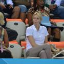 JO - Les princesses Charlene et Mary en forme olympique au bord de la piscine