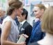 Kate Middleton, dans une robe Roksanda Ilincic, en discussion avec Stella McCartney lors de la réception Creative Industries organisée par le Founders Forum et pour la campagne gouvernementale GREAT, à l'Académie royale des arts de Londres, le 30 juillet 2012, en marge des JO.