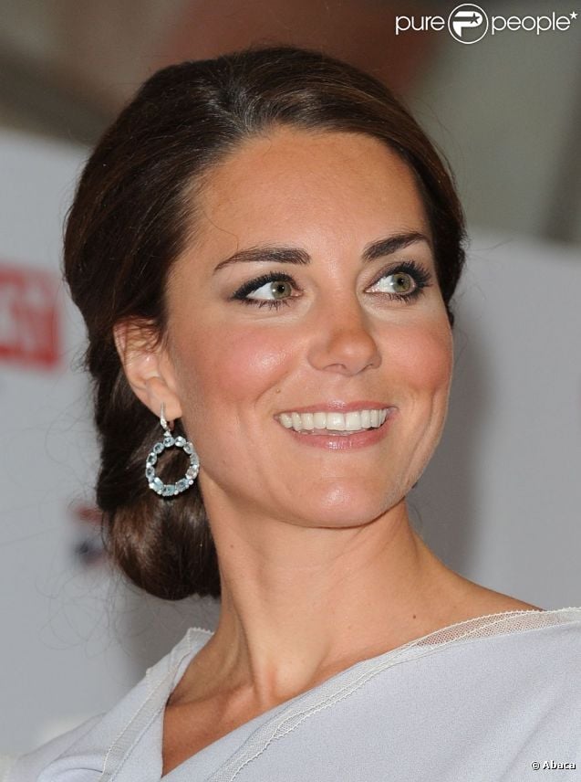 CASA REAL BRITÁNICA - Página 78 906585-kate-middleton-dans-une-robe-roksanda-637x0-1