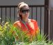  Eva Mendes promène le chien de Ryan Gosling dans les rues de Los Angeles le 2 août 2012 