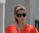  Eva Mendes n'a pas vraiment la tenue adéquate lorsqu'elle promène le chien de Ryan Gosling dans les rues de Los Angeles le 2 août 2012 
