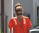  Eva Mendes promène le chien de Ryan Gosling dans les rues de Los Angeles le 2 août 2012 