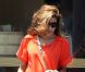  Eva Mendes promène le chien de Ryan Gosling dans les rues de Los Angeles le 2 août 2012 