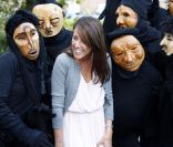 Princesse Marie : Cernée par une bande masquée, elle joue bien la comédie