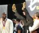 Teddy Riner et les chaussures dorées de son entraîneur, le 3 août 2012 au Club France après sa victoire exceptionnelle en finale des Jeux olympiques de Londres