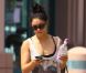 Vanessa Hudgens, bouteille d'eau à la main et lunettes de soleil sur le nez, se promène à Los Angeles, le samedi 4 août 2012.