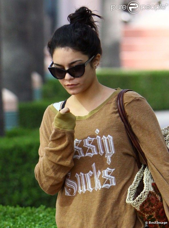 Dans son sweat shirt "Gossip sucks", Vanessa Hudgens se promène à Los Angeles, le samedi 4 août 2012.