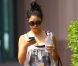 Vanessa Hudgens, portable à la main, se promène à Los Angeles, le samedi 4 août 2012.
