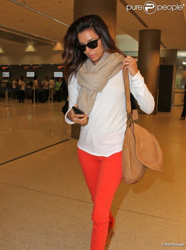 Triste, Eva Longoria arrive à l'aéroport de Miami le 3 août 2012 après avoir assisté à l'enterrement de son amie Lupe Ontiveros