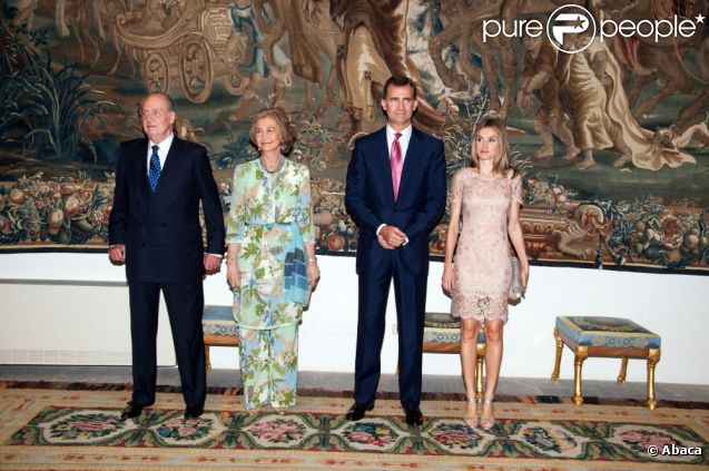 Le roi Juan Carlos Ier d'Espagne, entouré de sa femme la reine Sofia, de son fils le prince Felipe et de sa belle-fille la princesse Letizia, offrait le 8 août 2012 au palais de la Almudaina le traditionnel dîner pour les autorités des îles Baléares dans le cadre des vacances d'été de la famille royale à Palma de Majorque.