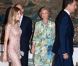 Le roi Juan Carlos Ier d'Espagne, entouré de sa femme la reine Sofia, de son fils le prince Felipe et de sa belle-fille la princesse Letizia, offrait le 8 août 2012 au palais de la Almudaina le traditionnel dîner pour les autorités des îles Baléares dans le cadre des vacances d'été de la famille royale à Palma de Majorque.