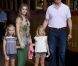  Le prince Felipe et la princesse Letizia en vacances à Palma de Majorque le 6 août 2012 avec leurs filles les princesses Leonor et Sofia. 