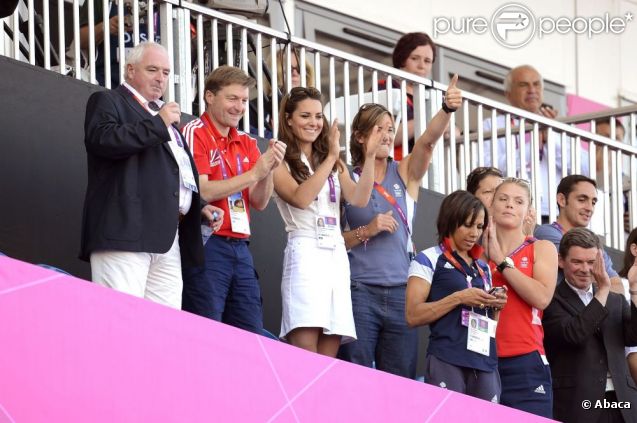 Kate Middleton, sexy dans une tenue blanche style tenniswoman mais plus que jamais fan de hockey, son sport de prédilection, a eu l'occasion de bondir de joie une foie de plus aux JO de Londres, vendredi 10 août 2012, grâce à la médaille de bronze décrochée par les hockeyeuses britanniques face à la Nouvelle-Zélande.