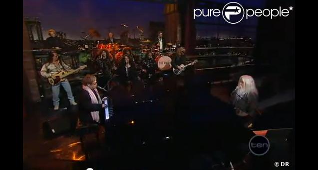 Bob Birch accompagne à la basse Elton John et Leon Russell sur le titre  Hey Ahab , sur le plateau du  Late Show  de David Letterman, sur CBS, février 2011.