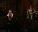 Bob Birch accompagne à la basse Elton John sur le titre  Hey Ahab , sur le plateau du  Late Show  de David Letterman, sur CBS, février 2011.