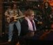 Bob Birch accompagne à la basse Elton John et Leon Russell sur le plateau du  Late Show  de David Letterman, sur CBS, février 2011.