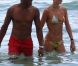 Doutzen Kroes profite de son mari Sunnery James sur une belle plage de Miami beach. Le 16 août 2012