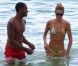 Doutzen Kroes profite de son mari Sunnery James sur une belle plage de Miami beach. Le 16 août 2012