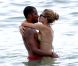 Doutzen Kroes et son époux Sunnery James passent de doux moments dans les eaux chaudes de Miami. Le 16 août 2012