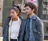 Shia LaBeouf et sa compagne Karolyn Pho le 31 octobre 2011 à Vancouver