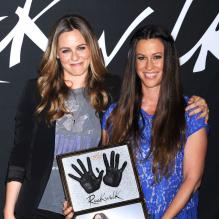 Alicia Silverstone auprès de son amie Alanis Morissette intronisée au Guitar Center's RockWall de Los Angeles, le 21 août 2012.
