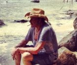 Johnny Hallyday au bord de la mer, en vacances à St-Barthélemy en août 2012