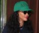 Rihanna, en casquette et pull Kenzo, sort de son hôtel. Londres, le 28 août 2012.