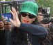 Rihanna salue ses fans à la sortie de son hôtel. Londres, le 28 août 2012.