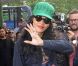 Rihanna salue ses fans à la sortie de son hôtel. Londres, le 28 août 2012.