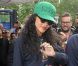Rihanna salue ses fans à la sortie de son hôtel. Londres, le 28 août 2012.