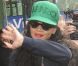 Rihanna salue ses fans à la sortie de son hôtel. Londres, le 28 août 2012.