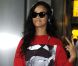 Rihanna habillée d'un pull Diamond Supply Co., lance un "Deuces" aux photographes à son arrivée à l'aéroport d'Heathrow. Londres, le 27 août 2012.
