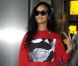 Rihanna, habillée d'un pull Diamond Supply Co., d'une jupe noire fendue et de baskets Converse, apparaît détendue à son arrivée à l'aéroport d'Heathrow. Londres, le 27 août 2012.