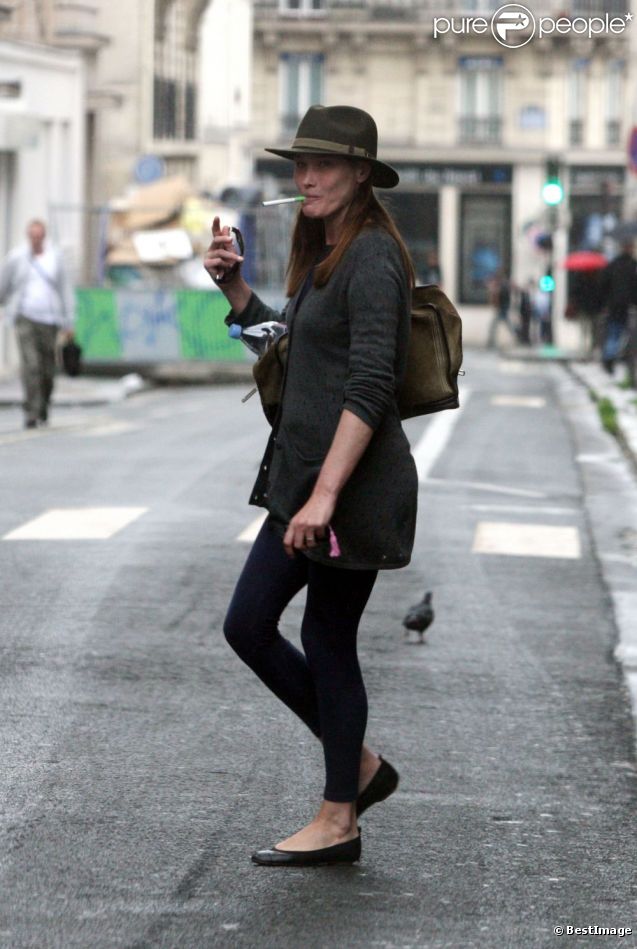 EXCLU : Carla Bruni-Sarkozy à la sortie d'un studio parisien, le 12 juillet 2012.
