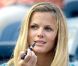 Brooklyn Decker se refait une beauté dans les tribunes du stade Arthur Ashe, observant son mari Andy Roddick en plein effort. New York, le 31 août 2012.
