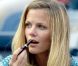 Brooklyn Decker se refait une beauté dans les tribunes du stade Arthur Ashe, observant son mari Andy Roddick en plein effort. New York, le 31 août 2012.