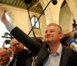 Olivier Falorni après sa victoire au deuxième tour des législatives, à La Rochelle, le 17 juin 2012.