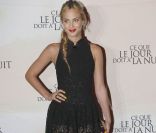 Nora Arnezeder, en dentelle, dévoile son corps comme Laetitia Casta