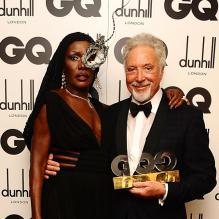 Tom Jones recevait des mains de Grace Jones l'award de Légende l'Année lors des GQ Men Of The Year Awards 2012. Londres, le 4 septembre 2012.