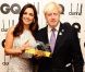 Kelly Brook remet à Boris Johnson, maire de Londres, l'award de Politicien de l'Année lors des GQ Men Of The Year Awards 2012 à la Royal Opera House. Londres, le 4 septembre 2012.
