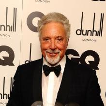 Tom Jones et son award de Légende l'Année lors des GQ Men Of The Year Awards 2012. Londres, le 4 septembre 2012.