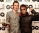 Le cycliste Bradley Wiggins pose avec Liam Gallagher qui lui remettait son Lifetime Achievement Award au cours des GQ Men Of The Year Awards 2012. Londres, le 4 septembre 2012.