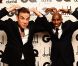 Robbie Williams, Icône de l'Année des GQ Men Of The Year Awards 2012, fait le Mobot avec l'athlète Mo Farah. Londres, le 4 septembre 2012.