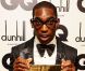 Tinie Tempah pose avec son award d'Artiste de l'Année lors des GQ Men of the Year Awards 2012. Londres, le 4 septembre 2012.