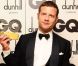 L'animateur télé et radio Dermot O'Leary tient son trophée Tanqueray d'Homme le plus stylé de l'Année lors des GQ Men Of The Year Awards 2012. Londres, le 4 septembre 2012.