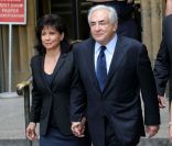 Dominique Strauss-Kahn et Anne Sinclair à la sortie du tribunal de New York, le 6 juin 2011.