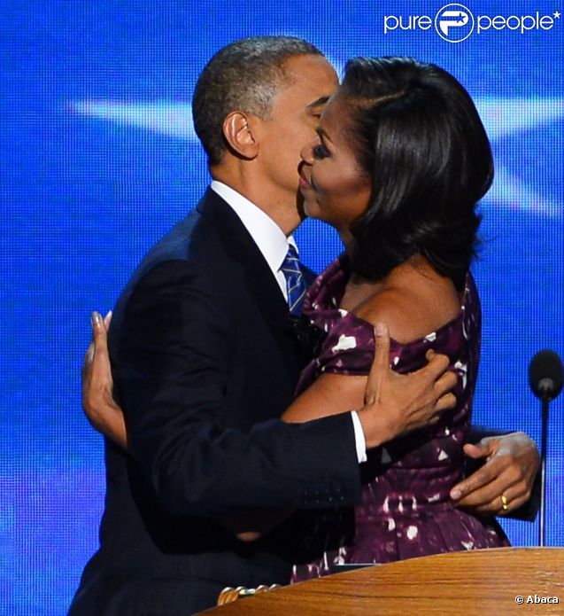 LOS OBAMA - Página 13 930252-president-barack-obama-hugs-his-wife-637x0-2